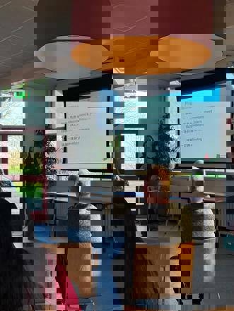 Een afbeelding genomen tijdens de presentatie van het event