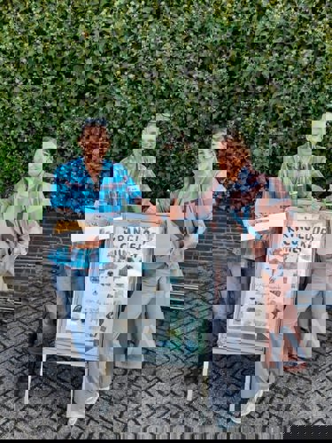 Josephine deelt taart uit bij kringloop Cunera