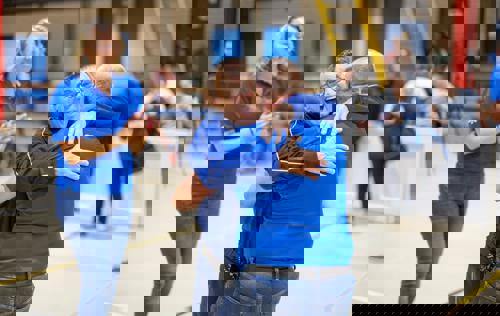 Edwin op de foto met een bewoner